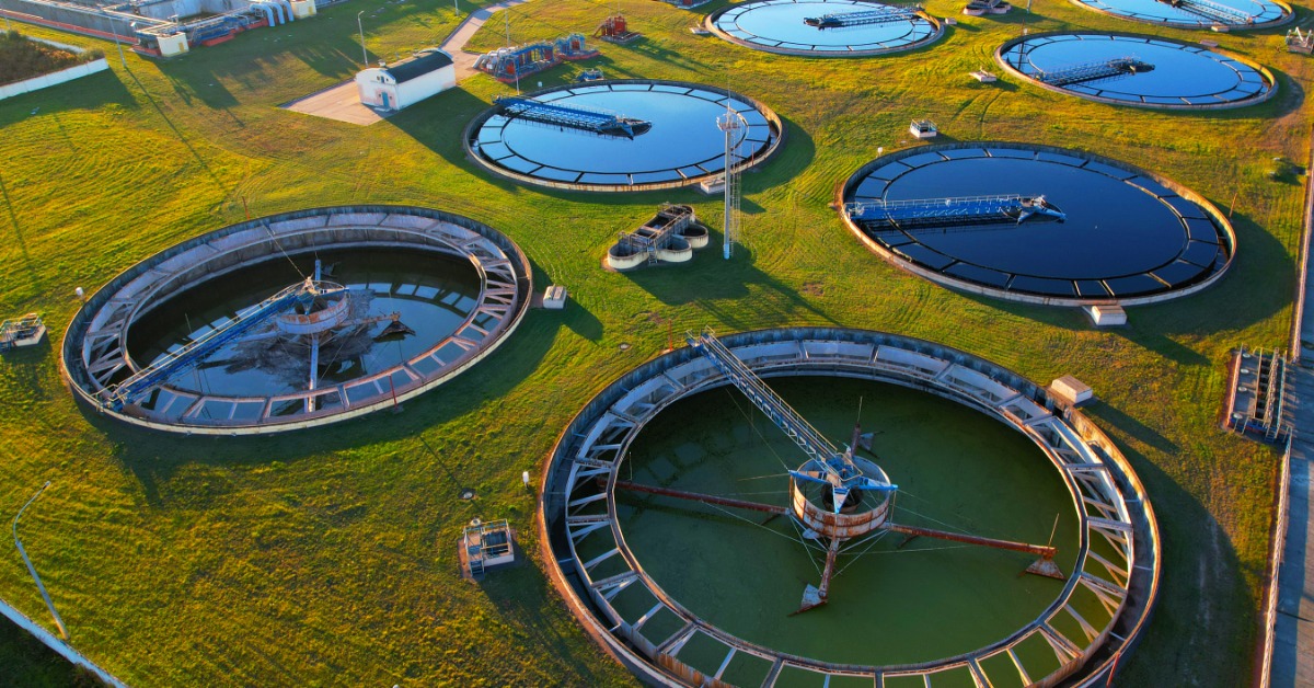 An overview of a sewage treatment plant, including wastewater treatment, that actively filters out water.